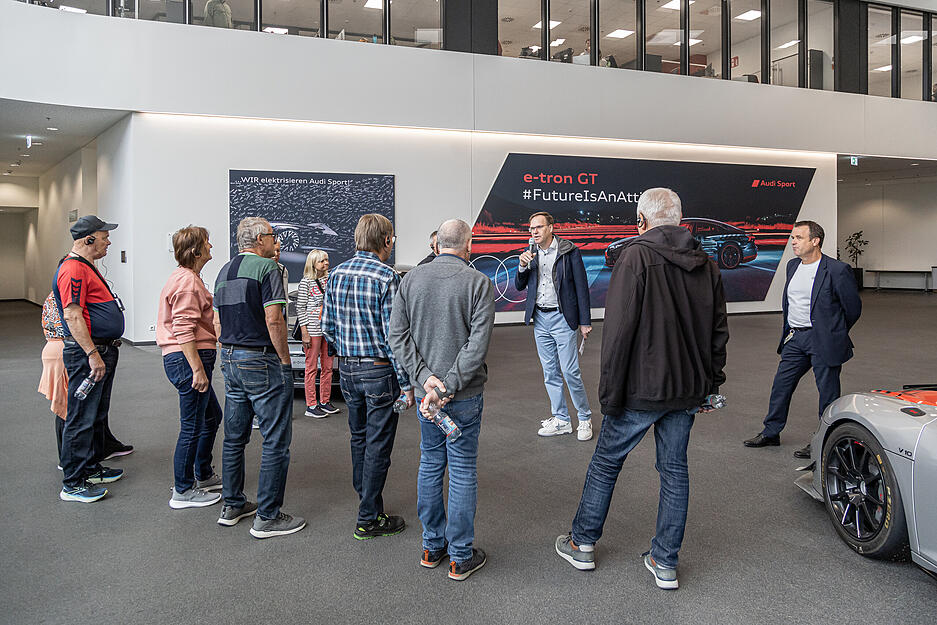Besucher erleben die Fertigung des Audi E-Tron GT in den Böllinger Höfen in Heilbronn.