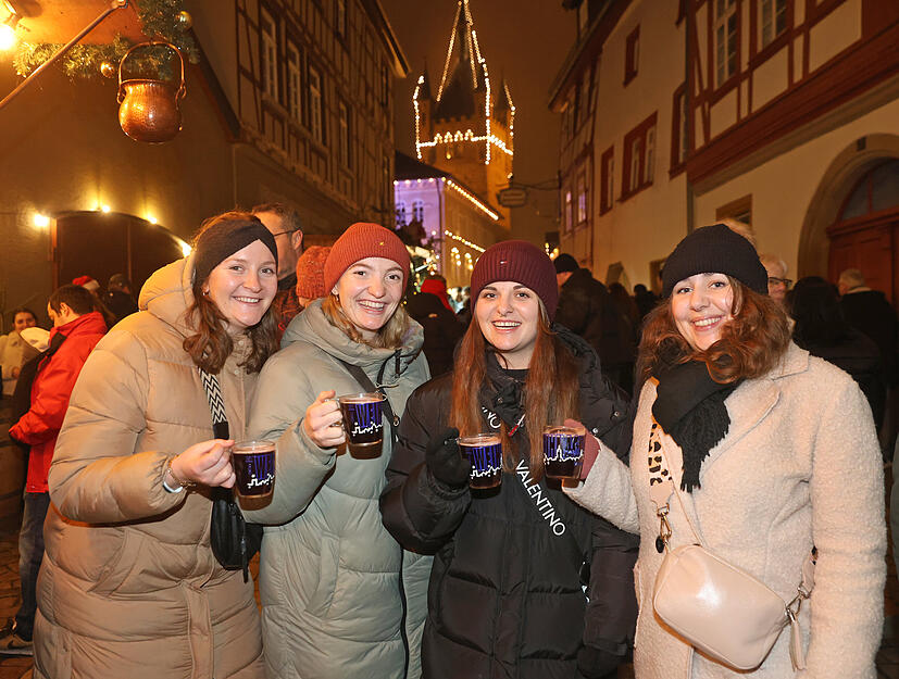 „Die Leute haben Sehnsucht nach Glühwein und gutem Essen", stellt ein Händler fest. „Die Leute haben Sehnsucht nach Glühwein und gutem Essen", stellt ein Händler fest.