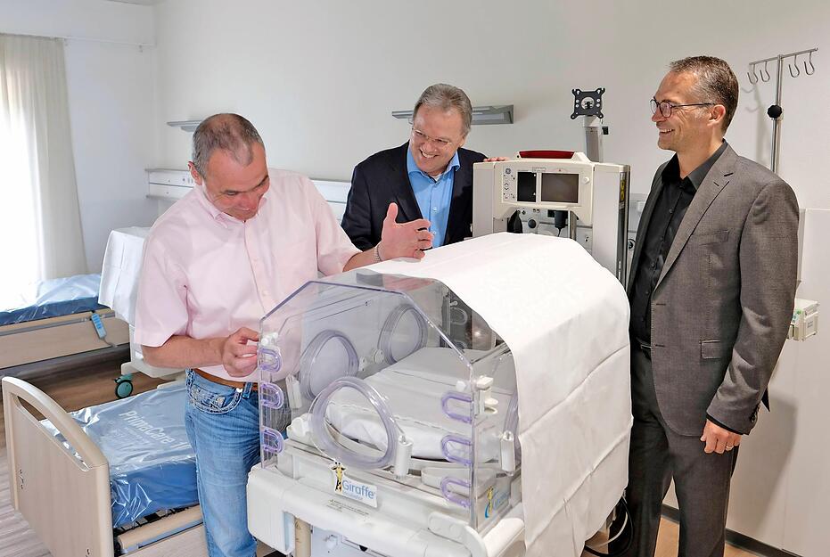 Blick in die neuen Zweibettzimmer. Stiftungsgründer Ralf Klenk, Kinderklinik-Chefarzt Peter Ruef und SLK-Geschäftsführer Thomas Jendges (v.l.) freuen sich über den Top-Standard für die Frühchen-Versorgung.