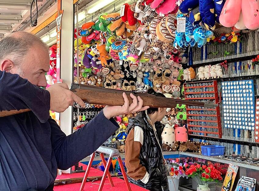 13 Treffer bei 15 Schuss: Tobias hat eine ruhige Hand und darf sich dafür ein Stofftier, ein Taschenmesser oder einen Schlüsselanhänger aussuchen.
Foto : Tscherwitschke