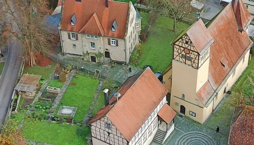 Im Sommer wurden bei den jüngsten Grabungen in Unterregenach zwei weitere Skelette entdeckt. Und zwar im Garten vom Pfarrhaus, dem linken Gebäude, unter dem der Zugang zur Krypta ist. Die Knochen stammen von einer erwachsenen Person und einem Kind, die zusammen bestattet wurden.