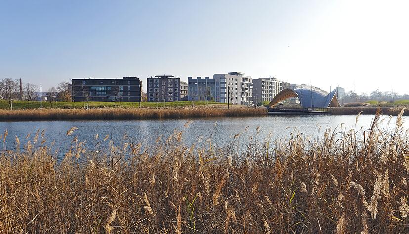 Eingebettet in gr&uuml;ne Infrastruktur steht die dichte Bebauung im Heilbronner Neckarbogen f&uuml;r den St&auml;dtebau der Zukunft. Foto: Mugler
