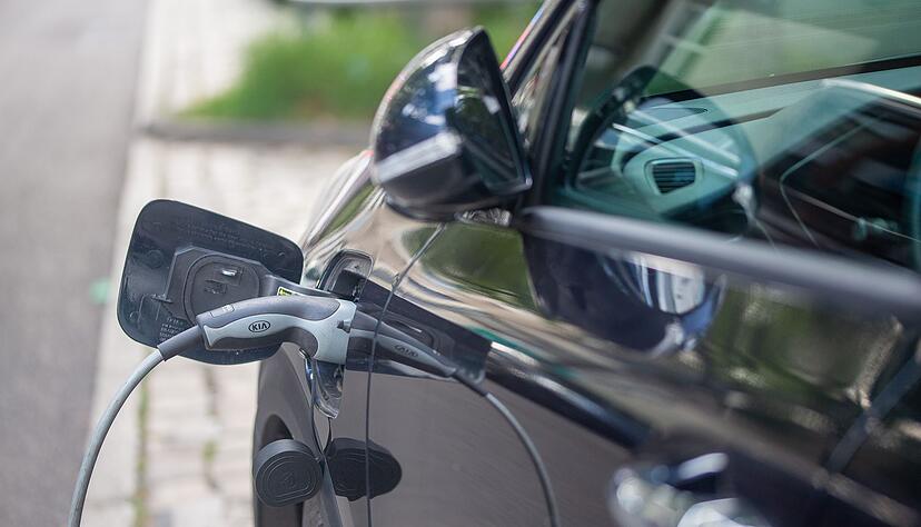 Laut einer Studie der Unternehmensberatung Deloitte sind E-Autos mit durchschnittlich 42.000 Euro 11.000 Euro teurer als Verbrenner.