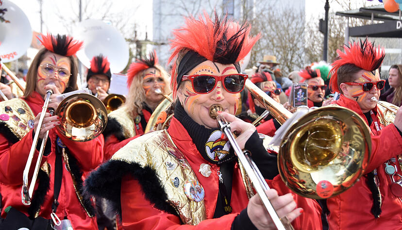 Feurige Musik machen die "Gigger Gugge" beim Faschingsumzug der Hühnerläuse Jagstfeld. Feurige Musik machen die "Gigger Gugge" beim Faschingsumzug der Hühnerläuse Jagstfeld.