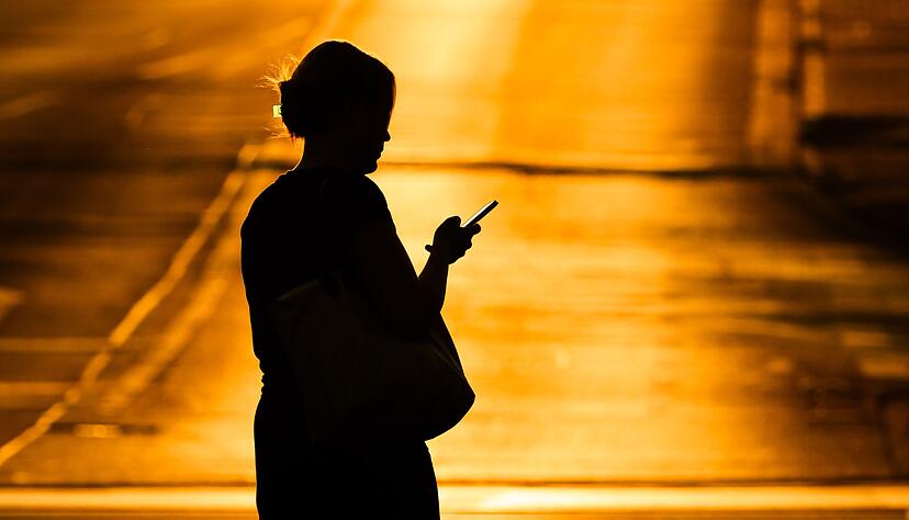 Eine Frau mit Handy - in der Netflix-Doku &laquo;Unbekannte Nummer: Der Highschool-Catfish&raquo; kommt der Psychoterror via Smartphone. (Symbolbild)