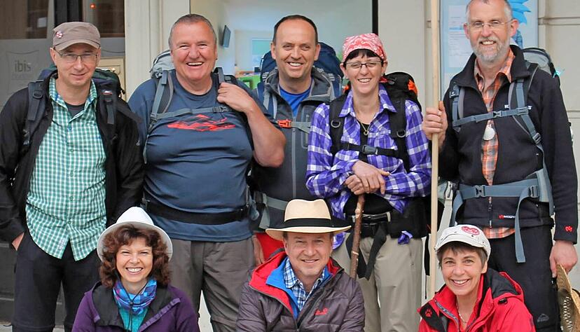 Strahlende Wanderer (hinten, v. l.): Günter Hub, Gerd Ziegler, Uwe Hirsch, Chari Ziegler, Berni Rusam, (vorne, v. l.) Andrea und Klaus Hub, Biggi Rusam.
Foto: privat