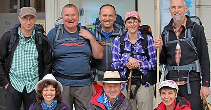 Strahlende Wanderer (hinten, v. l.): Günter Hub, Gerd Ziegler, Uwe Hirsch, Chari Ziegler, Berni Rusam, (vorne, v. l.) Andrea und Klaus Hub, Biggi Rusam.
Foto: privat