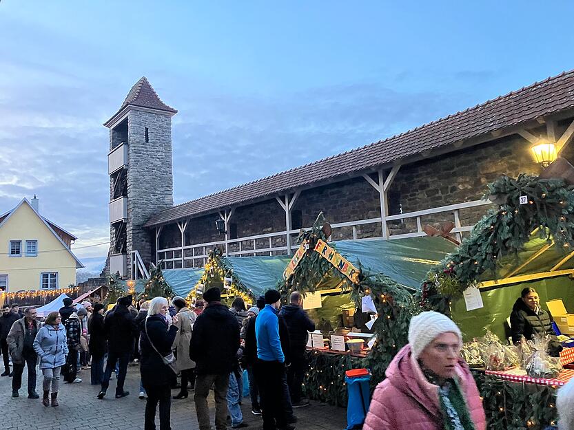 Regionale Köstlichkeiten und Kunsthandwerk locken Besucher auf den Weihnachtsmarkt in Forchtenberg.