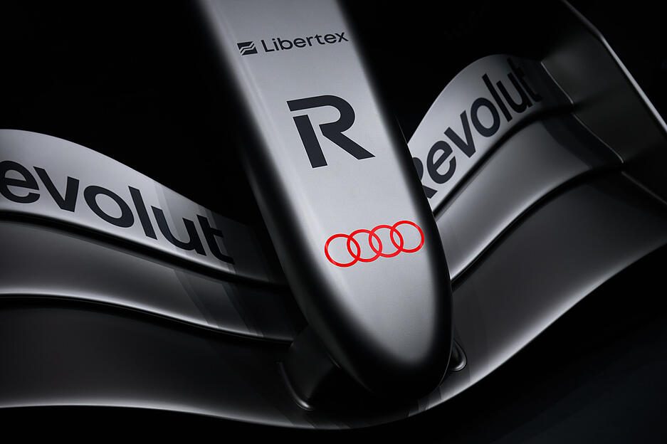 Erstmals zeigte sich der R26 in seiner endg&uuml;ltigen Lackierung und mit allen Sponsorenlogos.