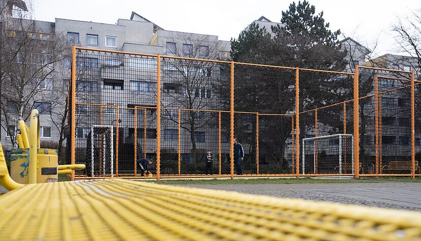 Wer auf einem Bolzplatz gekickt hat, hat etwas f&uuml;r das Leben gelernt. (Archivbild)