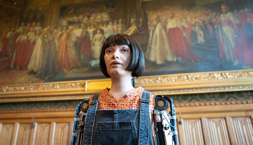 Roboter Ai-da steht vor einem Gemälde in den Houses of Parliament, bevor er als erster Roboter Fragen im britischen Parlament beantwortet. Roboter Ai-da steht vor einem Gemälde in den Houses of Parliament, bevor er als erster Roboter Fragen im britischen Parlament beantwortet.