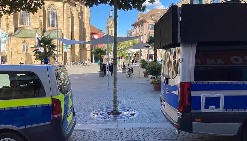 Die Polizei zeigt auf dem Kiliansplatz Präsenz. Die Polizei zeigt auf dem Kiliansplatz Präsenz.