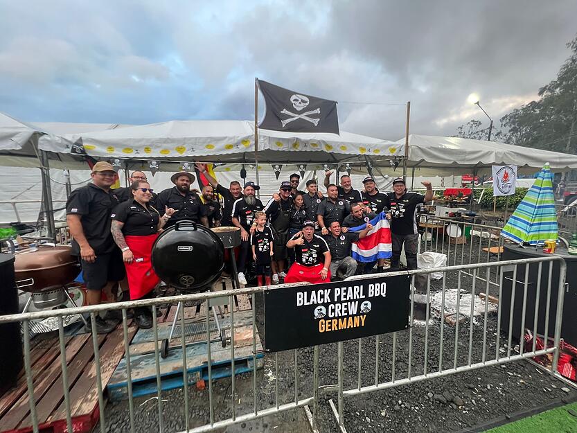 Bei der Interkontinentalen Meisterschaft traf die Black Pearl Barbecue Crew auf Grillbegeisterte aus anderen Ländern. Bei der Interkontinentalen Meisterschaft traf die Black Pearl Barbecue Crew auf Grillbegeisterte aus anderen Ländern.