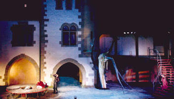 Podest, Baumruine, Showtreppe und die naturbelassene Burg: Hier stürmen und drängen sie wieder im &bdquo;Götz von Berlichingen&ldquo;.Foto: Burgfestspiele
