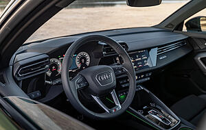 Ein Dreispeichen-Lederlenkrad ist jetzt in allen A3-Versionen serienm&auml;&szlig;ig mit an Bord. Neu ist der viel kleinere und flache Automatikwahlhebel.