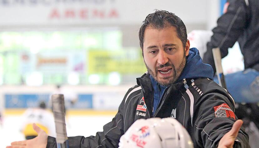 Luigi Calce bei seiner ersten Trainerstation: den Jungfalken. Mittlerweile trainier der langjährige Falken-Kapitän die U14 der Adler Mannheim. Foto: Archiv/Veigel Luigi Calce bei seiner ersten Trainerstation: den Jungfalken. Mittlerweile trainier der langjährige Falken-Kapitän die U14 der Adler Mannheim. Foto: Archiv/Veigel