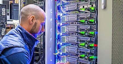 Hochschulen besch&auml;ftigen sich jetzt damit, welche digitalen Tools auch nach Corona in der Lehre weiter rege Anwendung finden sollen.
Foto: Klimow Maxim/stock.adobe.com