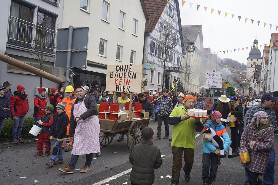 Festumzug in D&ouml;rzbach: Zuschauer genie&szlig;en den traditionellen Fr&uuml;hjahrspferdemarkt