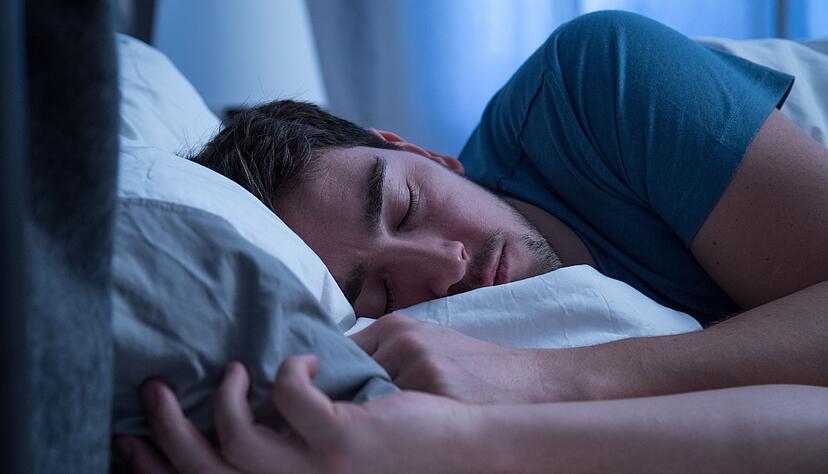 Eine Viertelstunde später ins Bett: Das ist eine Strategie, um die innere Uhr auf die Zeitumstellung vorzubereiten.
