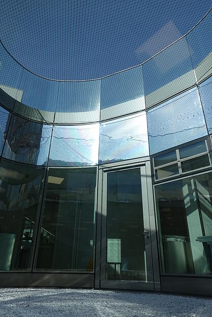 Tageslicht wird durch solche teilweise verspiegelten Einl&auml;sse nach unten geleitet