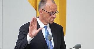 Friedrich Merz (CDU) legt seinen Amtseid als Bundeskanzler vor der Bundestagspräsidentin Klöckner (CDU) ab.