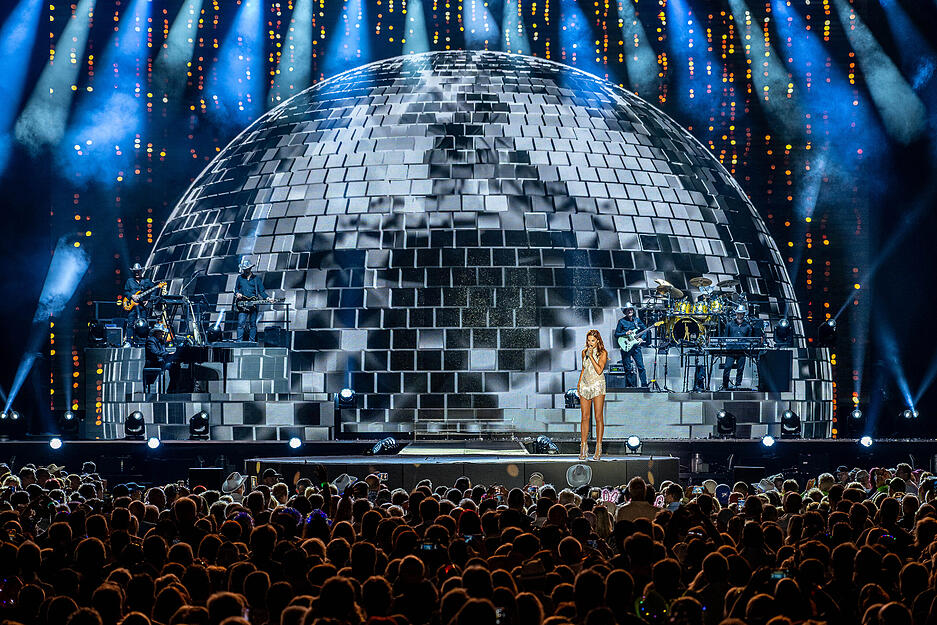 Schlagersängerin Andrea Berg macht am Wochenende in der Wir-machen-Druck-Arena in Aspach Halt. Am Freitag erwartete 17.000 Fans eine fulminante Show mit Feuerwerk und Showeinlagen.