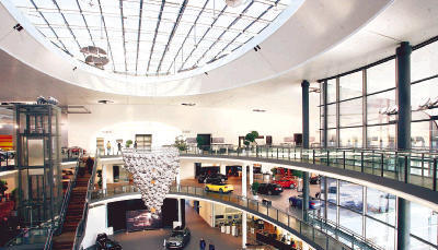 Das neue Audi-Forum in Neckarsulm hat seit seiner Einweihung im Mai 2005 rund 265 000 Besucher ins Neckartal gelockt.
Foto: Andreas Veigel Das neue Audi-Forum in Neckarsulm hat seit seiner Einweihung im Mai 2005 rund 265 000 Besucher ins Neckartal gelockt.
Foto: Andreas Veigel