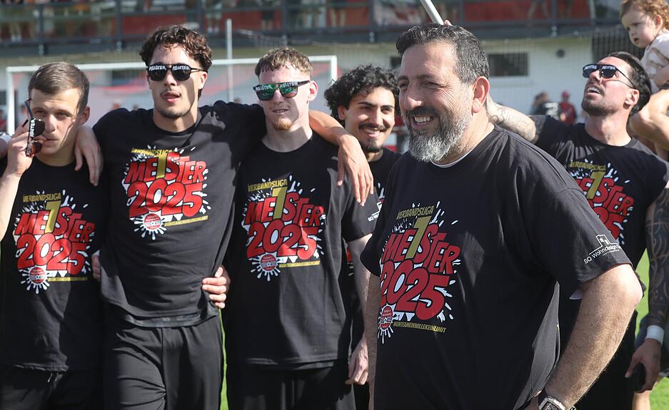 Cumali Ardin, Zweiter Vorstand von Türkspor Neckarsulm, strahlt mit seinen Spielern um die Wette.