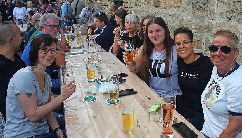 Der Eröffnungsabend im Hamballe war hervorragend besucht. Alle Tische im Biergarten waren besetzt. Weit über 100 Gäste sind gekommen. Der Eröffnungsabend im Hamballe war hervorragend besucht. Alle Tische im Biergarten waren besetzt. Weit über 100 Gäste sind gekommen.