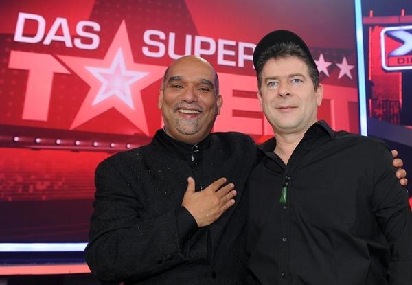 Der 56-j&auml;hrige S&auml;nger Freddy Sahin-Scholl gewinnt die RTL-Castingshow "Das Supertalent" am Sonntagmorgen in K&ouml;ln und posiert mit dem Vorjahressieger Michael Hirte.