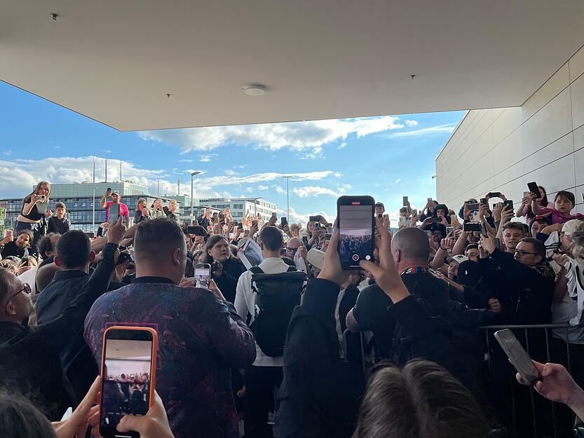 Die deutschen Spieler werden von Medienvertretern und Fans in Stuttgart umringt. Die deutschen Spieler werden von Medienvertretern und Fans in Stuttgart umringt.
