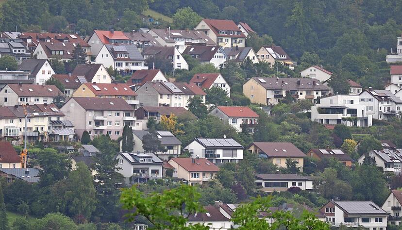 Einige Künzelsauer Hauseigentümer haben Photovoltaikanlagen auf den Dächern. Die Verwaltung hätte gerne, dass es mehr werden. Einige Künzelsauer Hauseigentümer haben Photovoltaikanlagen auf den Dächern. Die Verwaltung hätte gerne, dass es mehr werden.