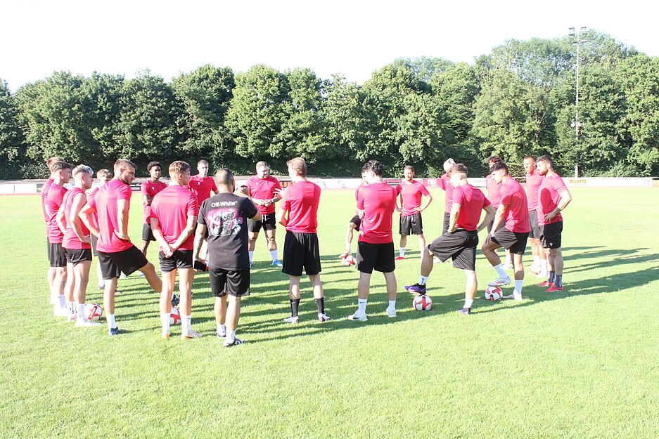 Die Spieler von Türkspor Neckarsulm lauschen den Anweisungen des Trainerstabs.