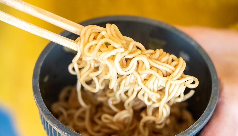 Instantnudeln als schnelle Mahlzeit: Viele Produkte enthalten jedoch so viel Salz, dass schon eine Portion die H&auml;lfte der Tagesh&ouml;chstmenge ausmacht.