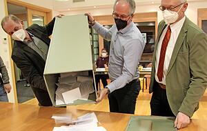 Die Urne im Dörzbacher Rathaus wird geleert: 249 Stimmen durften (von links) Fritz Öchslen, Martin Leiser und Gerhard Kohlmann am Ende zählen.