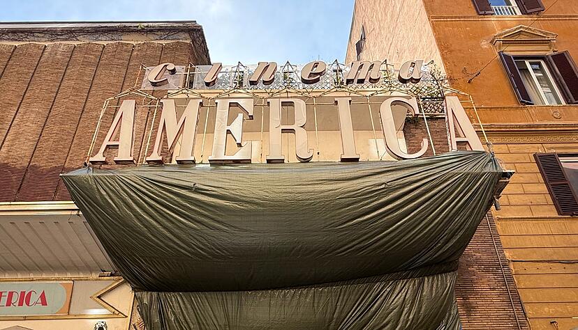 Der Eingang des &laquo;Cinema America&raquo; ist mit einer gro&szlig;en Plane verh&uuml;llt.