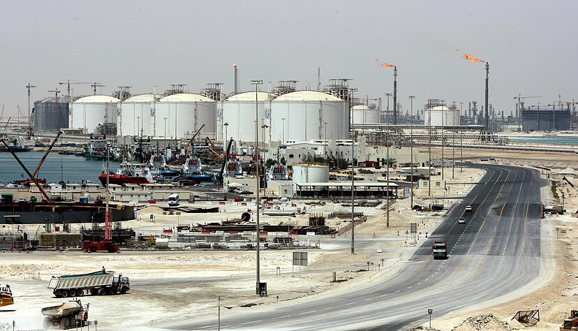 Die Gasanlage im Industriegebiet von Ras Laffan in Katar ist nach Angriffen stark beschädigt. Die Gasanlage im Industriegebiet von Ras Laffan in Katar ist nach Angriffen stark beschädigt.