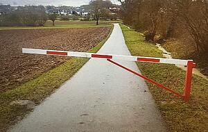 Das Foto zeigt die Schranke am Huckenbach bei Heinsheim am Verbindungsweg L528 zum Neckartalradweg. Foto: Privat