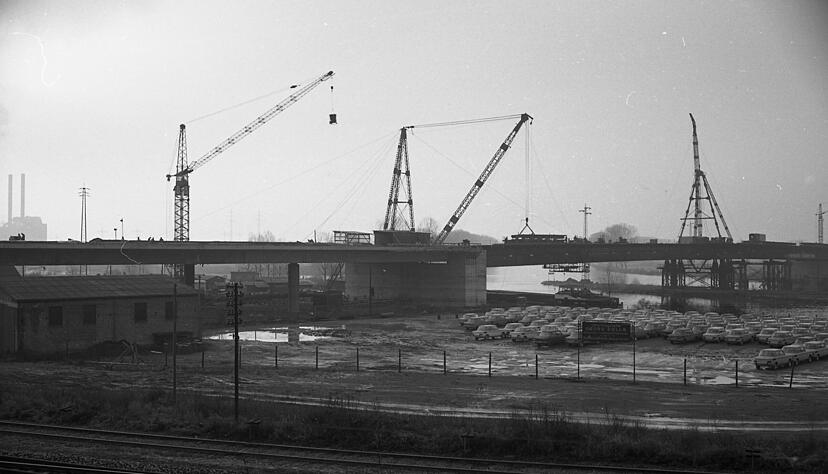 Zusammengestellt von Archiv und Dokumentation der Heilbronner Stimme 
Unter dem Namen Neckarlinie ist der Abschnitt zwischen dem Autobahnkreuz Mannheim und dem AK Weinsberg bei Heilbronn bekannt. Sie wurde in den 1960er Jahren verwirklicht. 1966: Der Bau der Neckartalbrücke bei Neckarsulm schreitet voran.