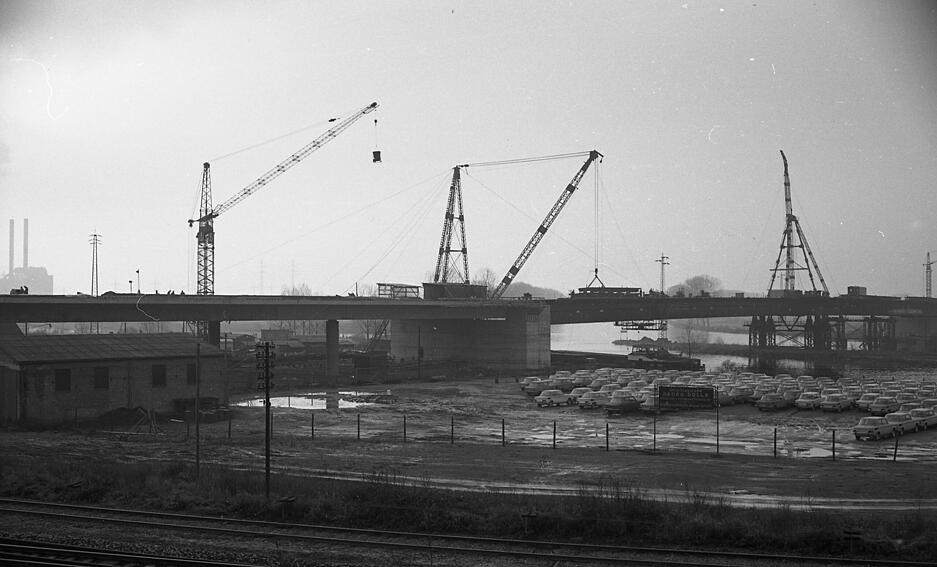 Zusammengestellt von Archiv und Dokumentation der Heilbronner Stimme 
Unter dem Namen Neckarlinie ist der Abschnitt zwischen dem Autobahnkreuz Mannheim und dem AK Weinsberg bei Heilbronn bekannt. Sie wurde in den 1960er Jahren verwirklicht. 1966: Der Bau der Neckartalbrücke bei Neckarsulm schreitet voran.