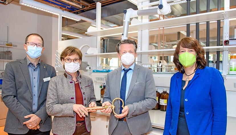 Bei der Schlüsselübergabe: Frank Berkenhoff, Staatssekretärin Sabine Kurtz, Direktor Dieter Blankenhorn und Staatssekretärin Gisela Splett (v.l.)
Foto: Christiana Kunz