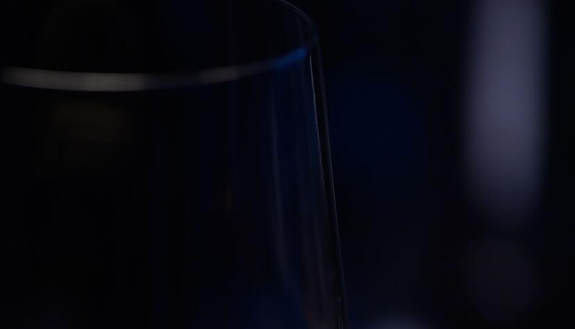 Sind weibliche Fruchtfliegen im Wein gelandet, sondern sie Essigbakterien ab und machen den Tropfen ungenie&szlig;bar.