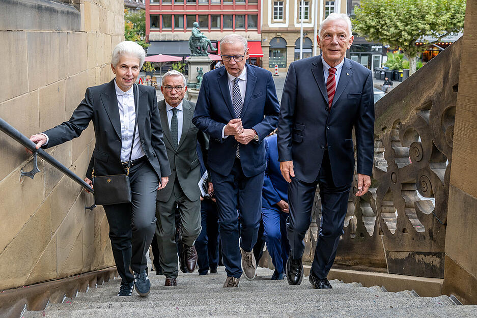 Fernsehmoderator Günther Jauch erhält in diesem Jahr den Demokratiepreis „Württemberger Köpfe“. Die Württemberger Gesellschaft ehrt ihn am Donnerstagabend in der Heilbronner Harmonie, zuvor trug sich Jauch ins Goldene Buch der Stadt ein.