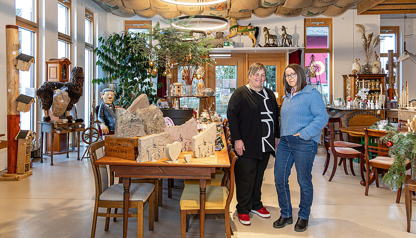 Sie wollen Kunden und Kundinnen entspanntes Einkaufen in der Vorweihnachtszeit erm&ouml;glichen: Christa Wagenhals (links) und Jana Kie&szlig;ling vom G&uuml;glinger &bdquo;Genuss und Kultur&ldquo;.