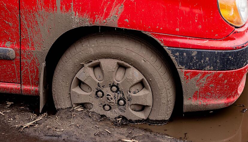 Bis zu den Achsen im Schlamm: Einer der gr&ouml;&szlig;ten Fehler w&auml;re nun, stumpf aufs Gas zu steigen.