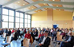 Voll besetze Reihen mit Abstand in der Carl-Julius-Weber-Halle: Rund 80 Menschen besuchten den Bürgerempfang.
Fotos: Stefanie Jani