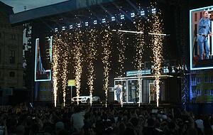 "Nie mehr gehen" bildet nach zwei Stunden den emotionalen Schlusspunkt des Konzerts unter Sternschnuppen am Himmel. "Nie mehr gehen" bildet nach zwei Stunden den emotionalen Schlusspunkt des Konzerts unter Sternschnuppen am Himmel.