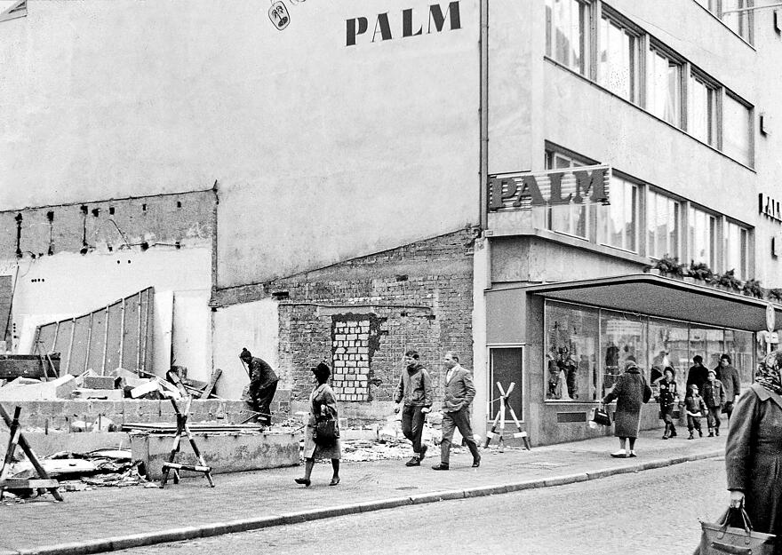 Undatierte Aufnahme: Wiederaufbauarbeiten nach der kompletten Zerstörung am 4. Dezember 1944 in der Fleiner Straße. Rechts zeigt sich das markante Eck-Gebäude des Traditionshauses Palm.