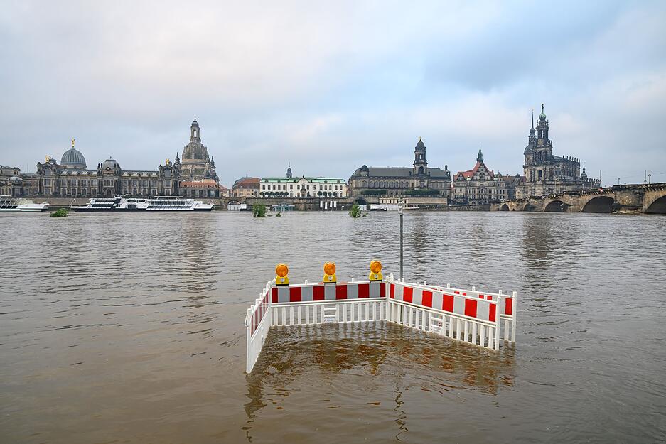 Hochwasser in Sachsen: Absperrungen stehen am Dienstag gegenüber der Altstadtkulisse auf den von der Elbe überfluteten Elbwiesen