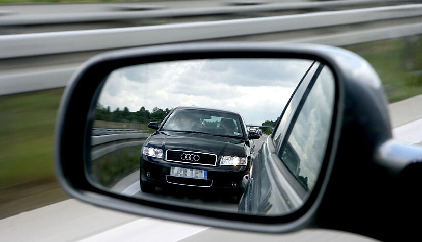 Dem Mann scheint der Fahrstil des anderen nicht zu passen, mehrfach dr&uuml;ckt er auf die Lichthupe. (Symbolbild)